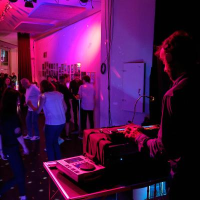 Bild 1 zu Die Early Bird Party -  Mit DJ Louie Prima am 10. Mai 2024 um 19:00 Uhr, ART Stalker - Kunst+Bar+Events (Berlin)