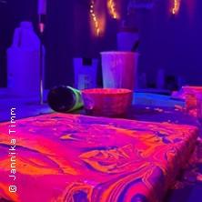 Neon Farben Pouring im Schwarzlicht in Winsen Luhe am 18. September 2026 um 19:00 Uhr